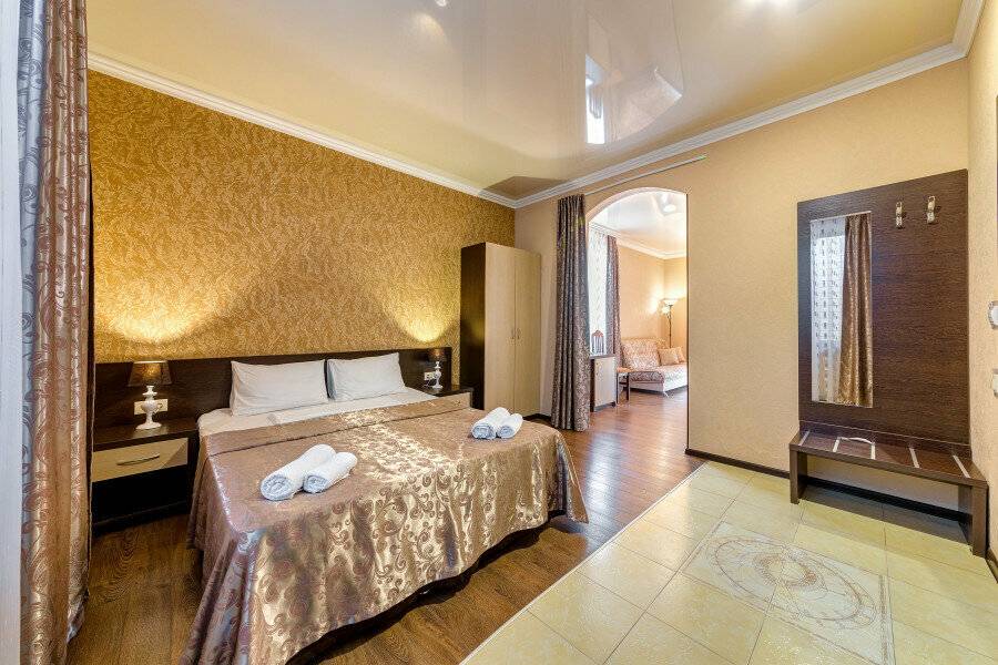 Фотографии номера Четырехместный номер с балконом в Гостинице Вавилон Геленджик