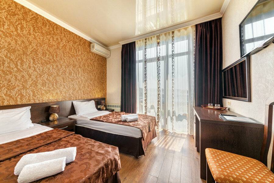 Фотографии номера Двухместный номер Делюкс с 1 кроватью или 2 отдельными кроватями и балконом в Гостинице Вавилон Геленджик