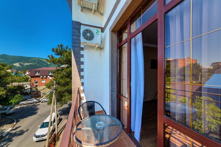 Фотографии номера Четырехместный номер с балконом в Гостинице Вавилон Геленджик