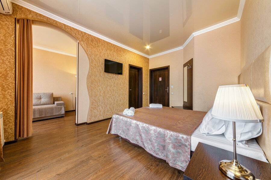 Фотографии номера Четырехместный номер с балконом в Гостинице Вавилон Геленджик