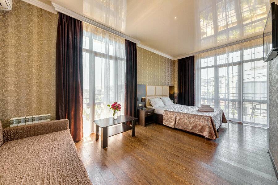 Фотографии номера Люкс с балконом в Гостинице Вавилон Геленджик