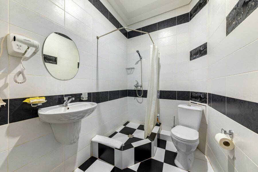 Фотографии номера Четырехместный номер с балконом в Гостинице Вавилон Геленджик