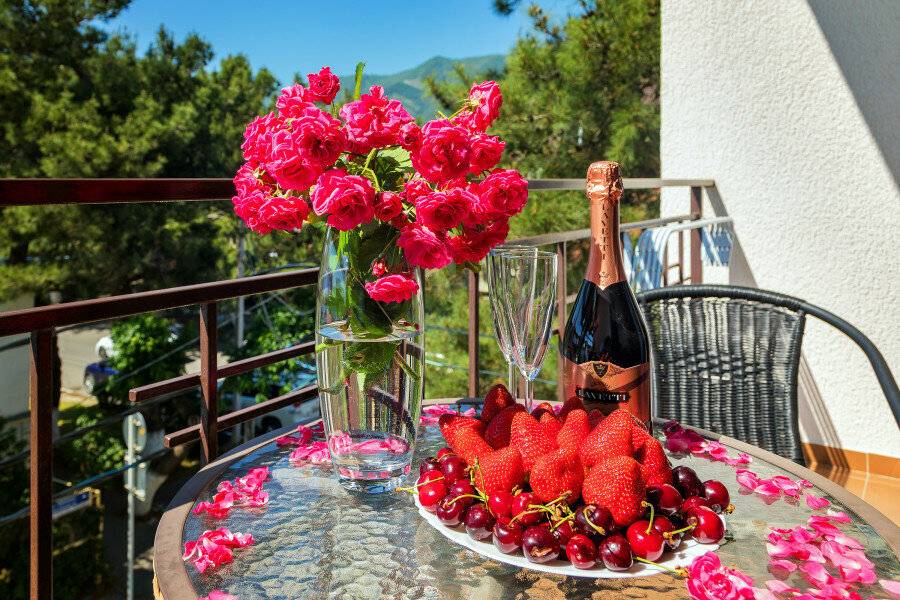 Фотографии номера Двухместный номер Делюкс с 1 кроватью или 2 отдельными кроватями и балконом в Гостинице Вавилон Геленджик