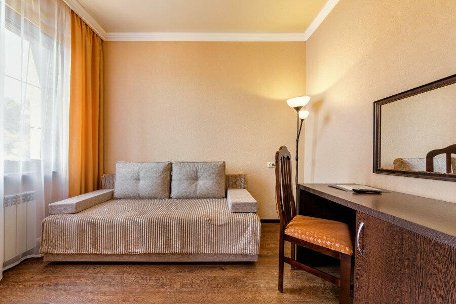 Фотографии номера Четырехместный номер с балконом в Гостинице Вавилон Геленджик